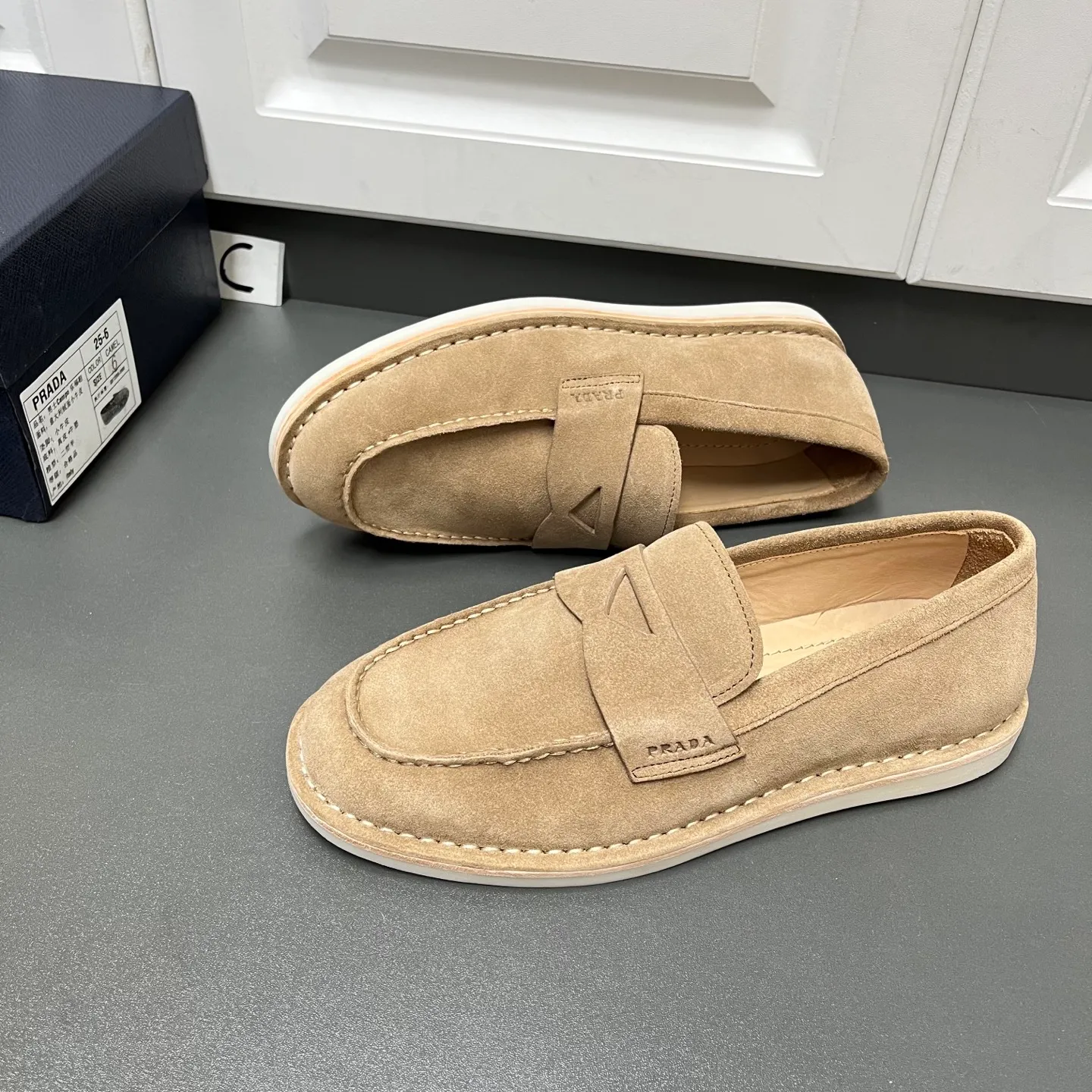 💰840 Prada men’s new suede leather loafers. Made of flocked cow second-layer leather, they combine classic design with handmade details, blending sophistication with casual comfort. Hot-stamped logo on the outside, topstitched seams on the skirt, 1.5cm white rubber sole with leather welt, dyed calfskin lining, silver-labeled cowhide feet, simple and elegant style, comes with a full set of original packaging dust bag! C leather shoe size: 39/40/41/42/43/44 Brown Welcome to order